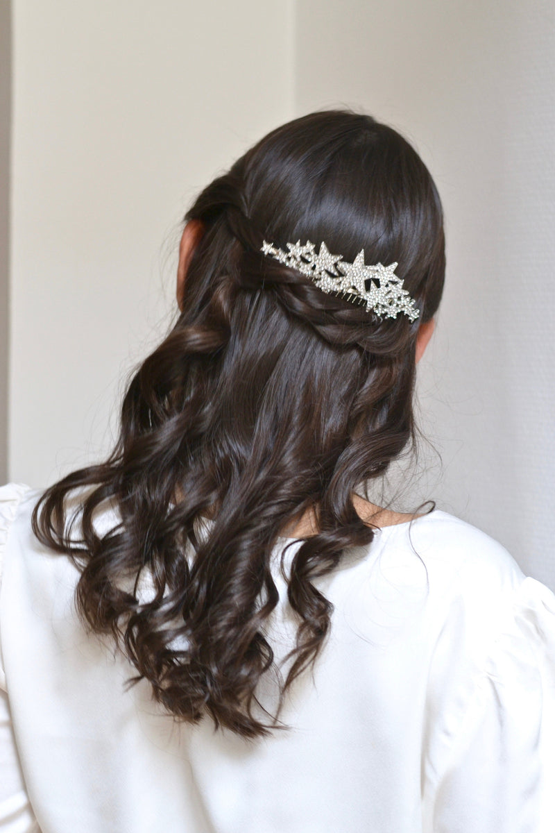 Mariée portant un peigne à cheveux céleste étoiles et cristaux
