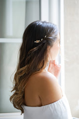 pic de cheveux mariage porté par une mariée sur cheveux détachés avec une paire de boucles d'oreilles assortie