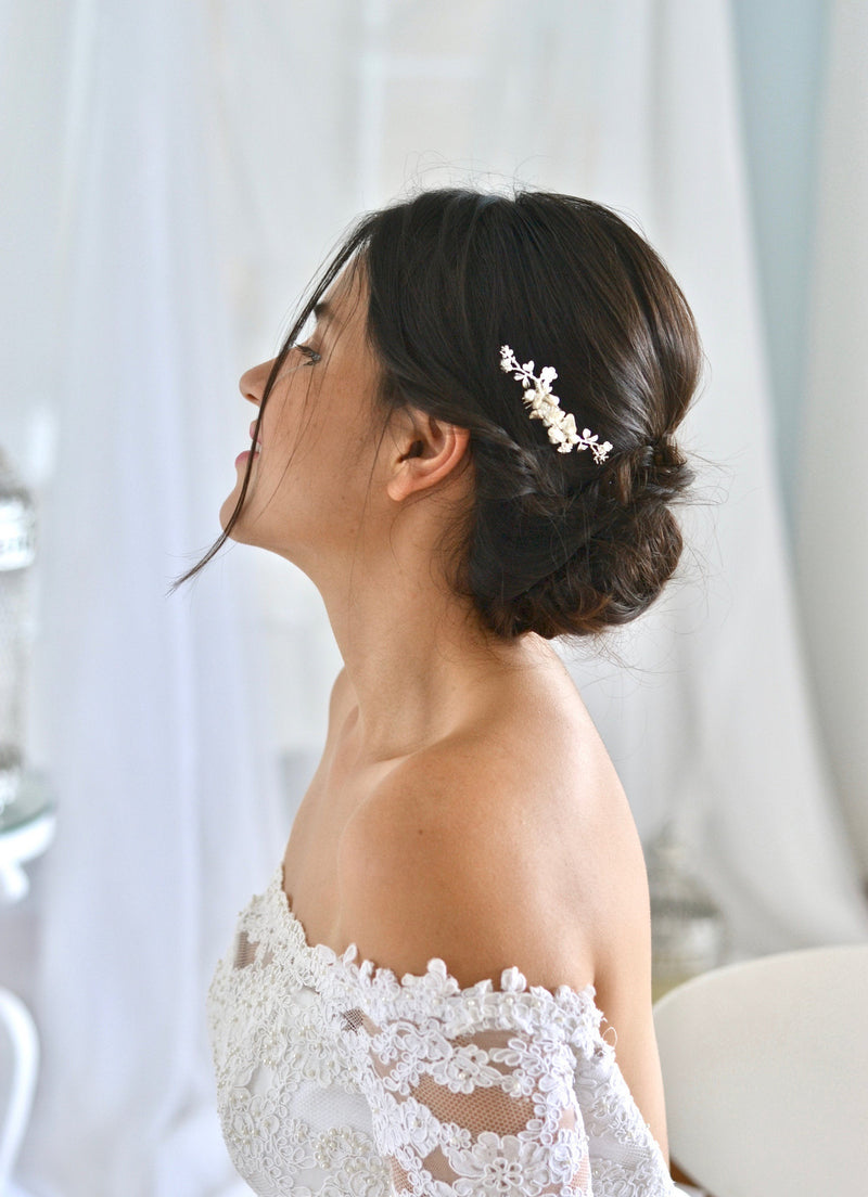coiffure de mariée en chignon avec un peigne de mariage en argent avec des fleurs et des perles