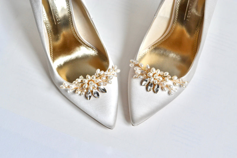 Clips à chaussures de mariée à perles or et cristaux sur chaussures à talons
