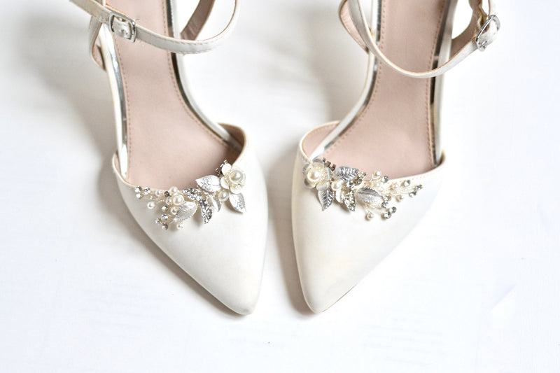 Clips à chaussure fleuris en argent et perles