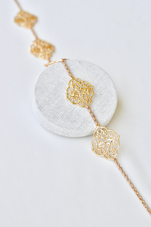 bandeau de cheveux pour mariage style headband en or avec des motifs vintage et moderne 