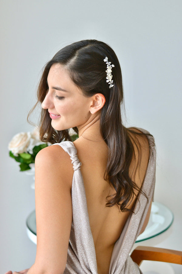 coiffure de mariée florale avec un peigne de cheveux en argent et fleurs