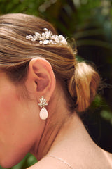 boucles d'oreilles pour mariage bohème avec des fleurs en argent et une pièce de nacre blanche et un peigne cheveux mariage assorti