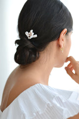 coiffure de mariage chignon bas avec un accessoire de cheveux en perles naturelles baroques