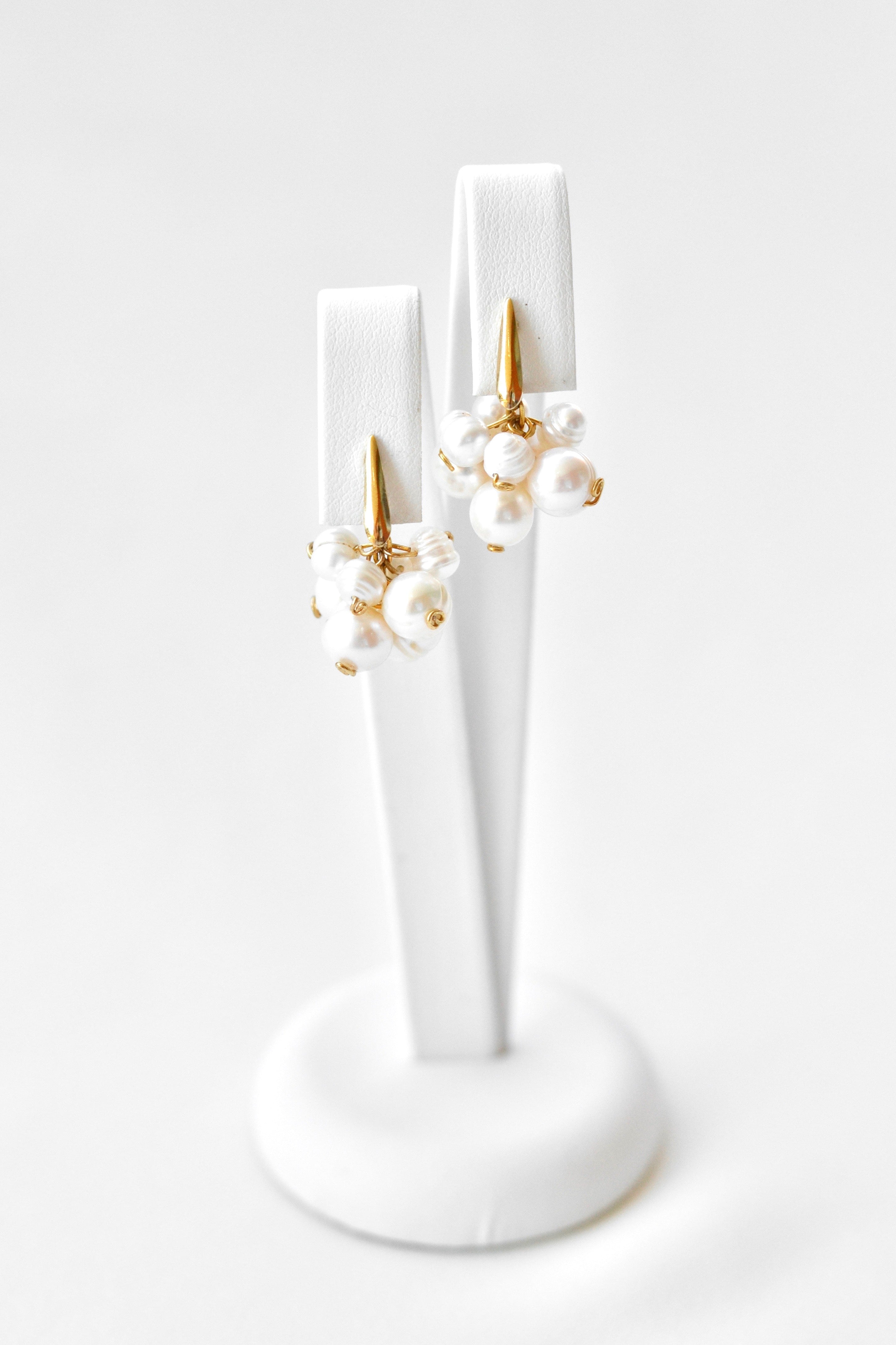 Boucles d'oreilles pendantes dorées avec bouquet de perles blanches 