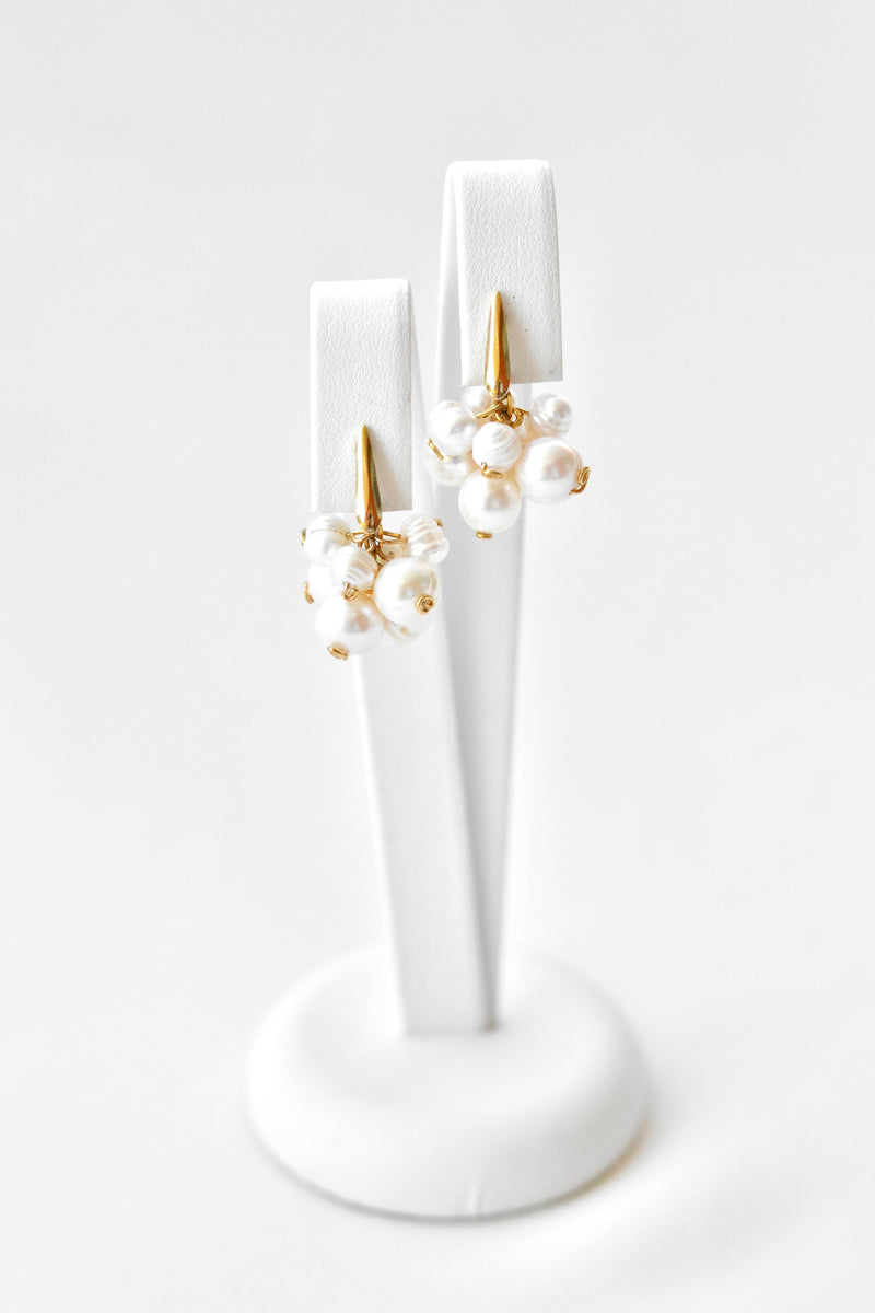 Boucles d'oreilles pendantes dorées avec bouquet de perles blanches 