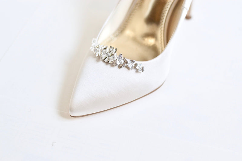 Clip à chaussure de mariage argenté à fleurs sur une chaussure à talon beige