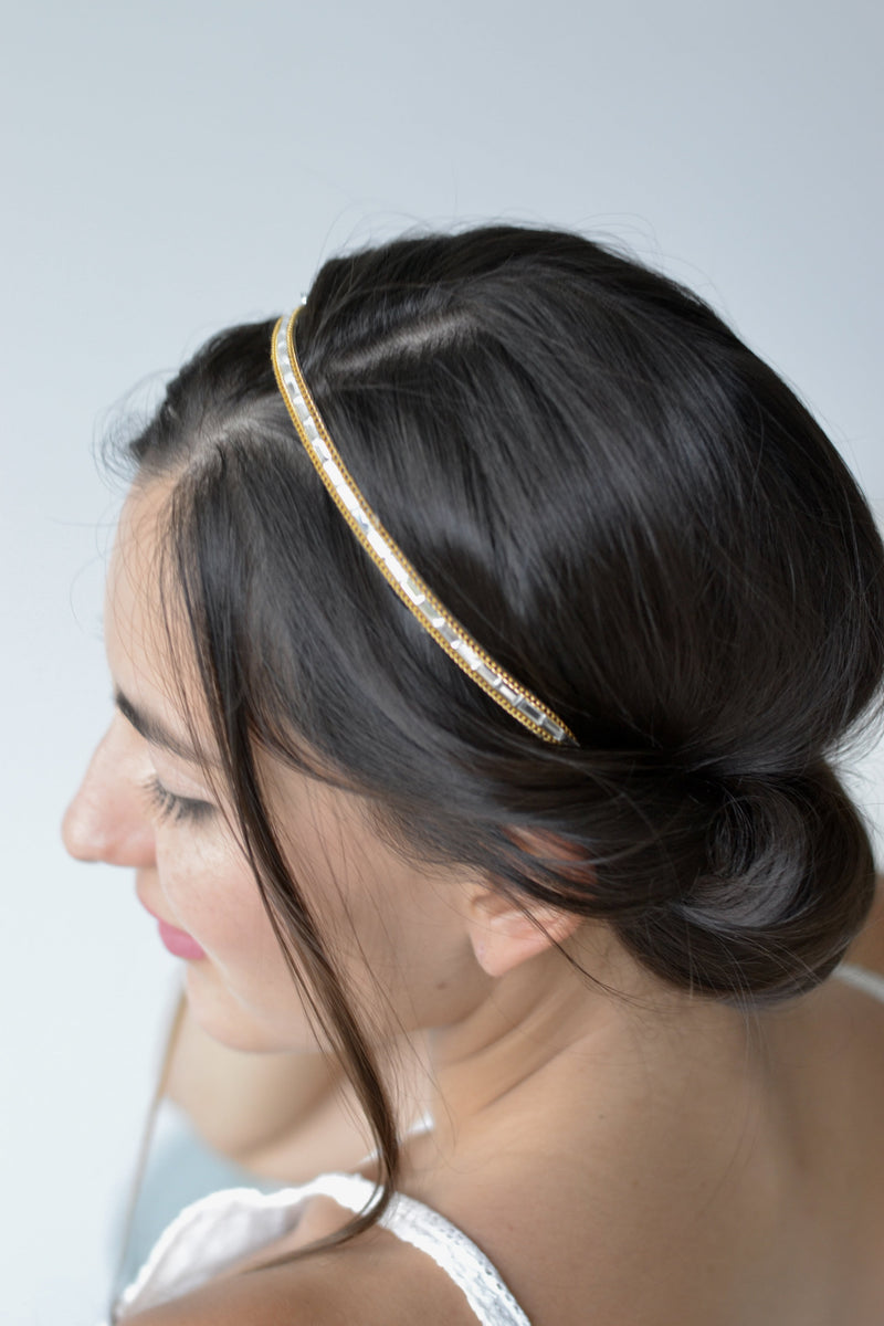 Mariée bohème avec un headband doré et argenté