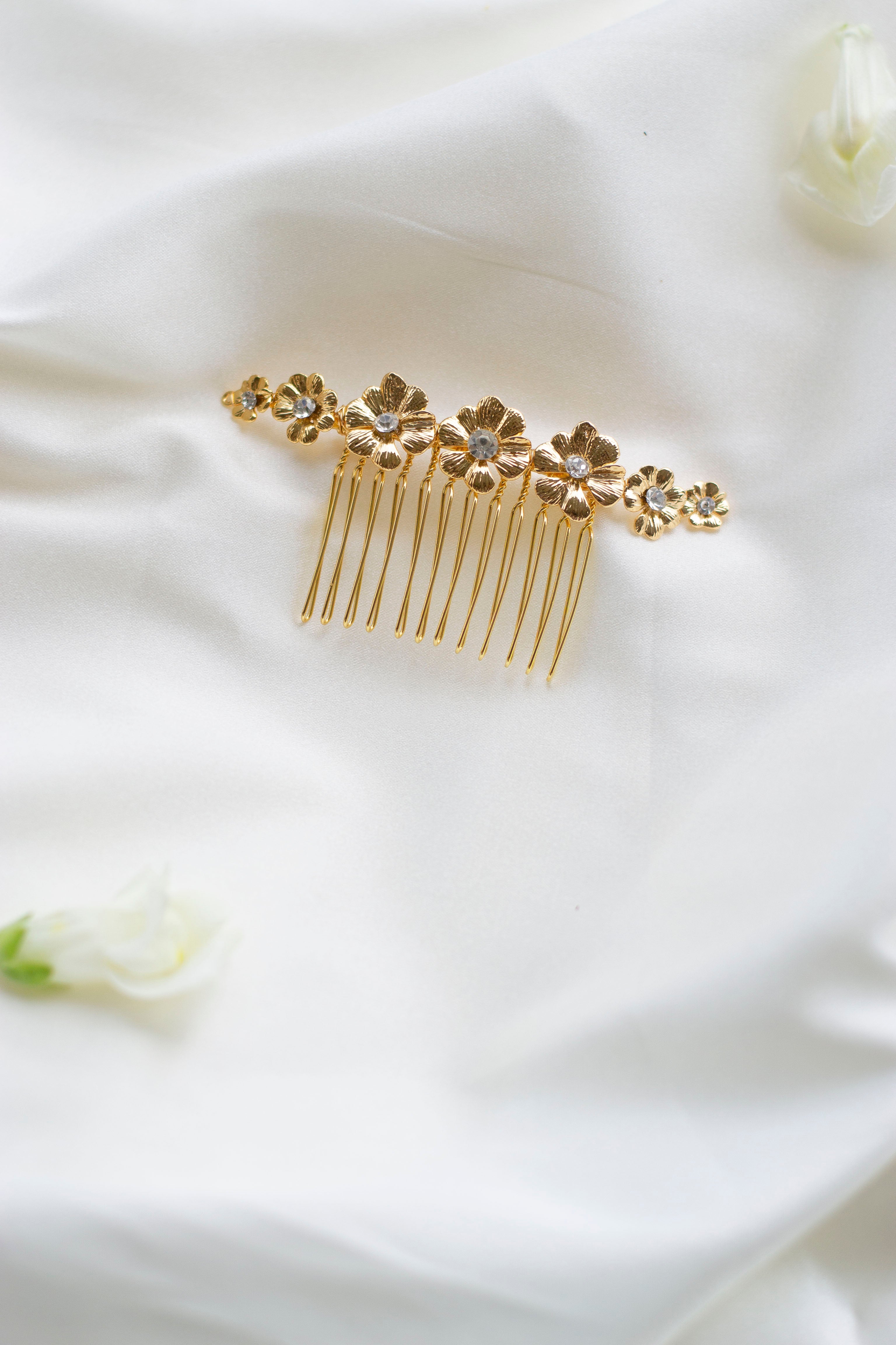 peigne de mariage en or sur un drap blanc pour la mariée