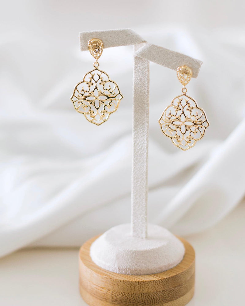 Boucles d'oreilles ornementales pendantes dorées au style romantique mariage civil