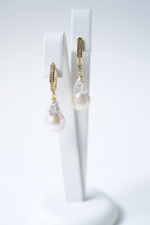 boucles d'oreilles en perles naturelles imparfaites avec un attache en or et zircons