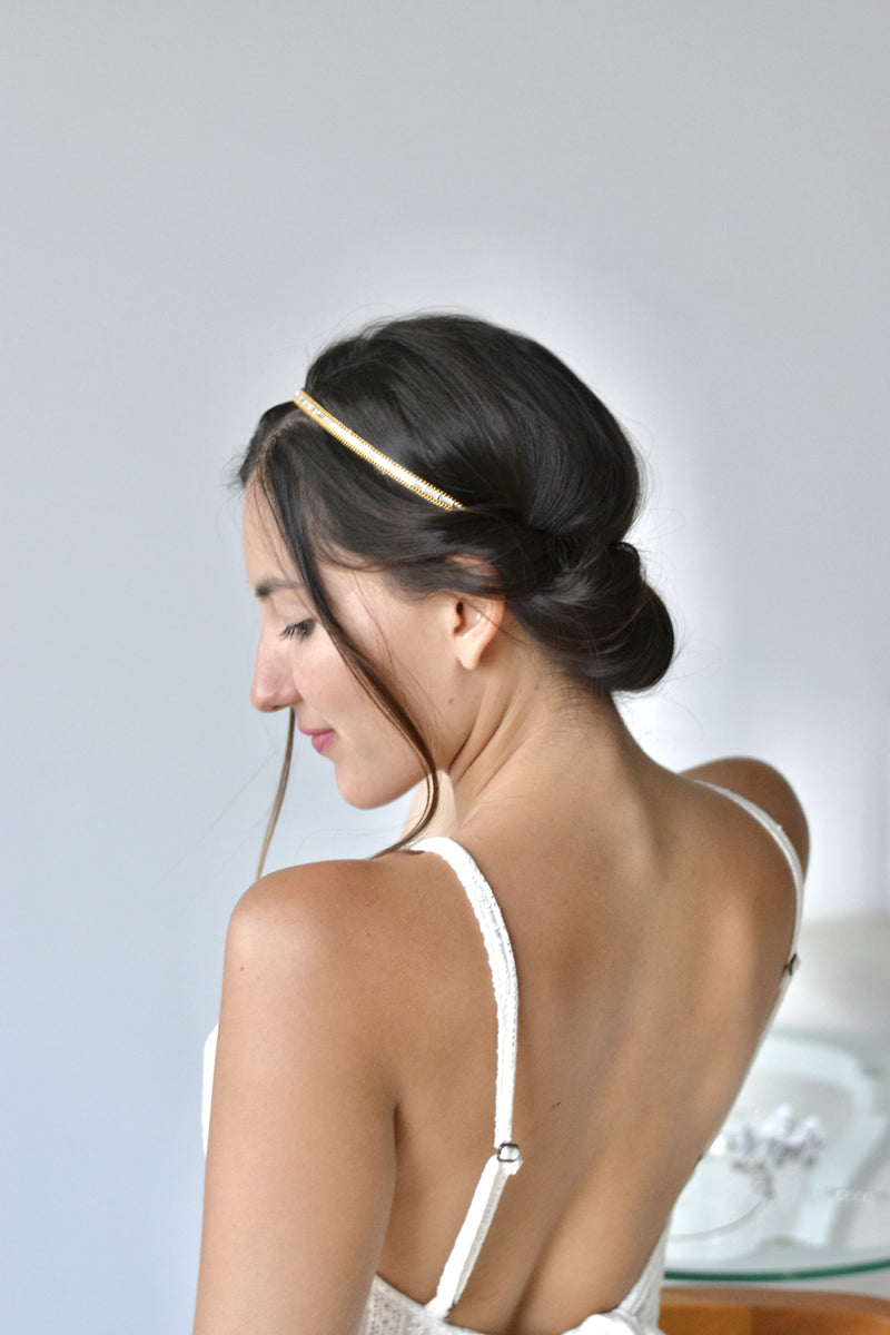 Mariée portant un headband doré et argenté avec une coiffure bohème