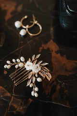 peigne de mariage floral avec deux fleurs blanche en nacre et des feuilles en or avec des perles naturelles 