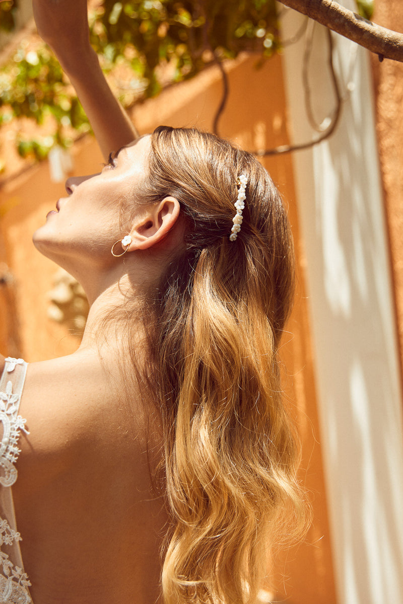 Mariée coiffée avec une barrette à fleurs en nacre