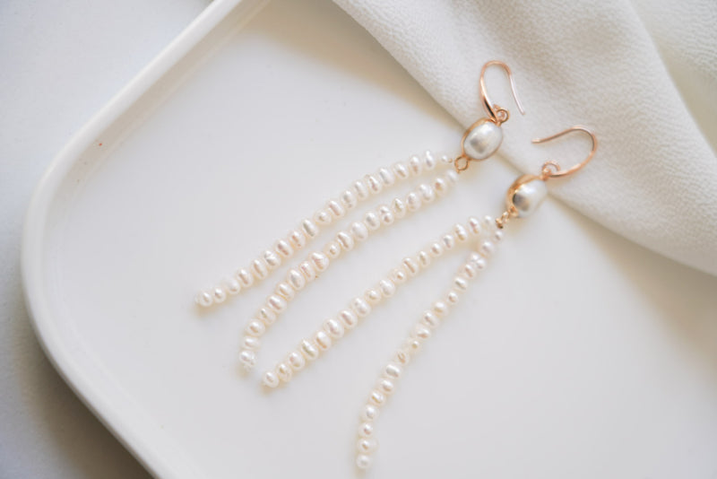 Boucles d'oreilles pendantes en perles naturelles blanches