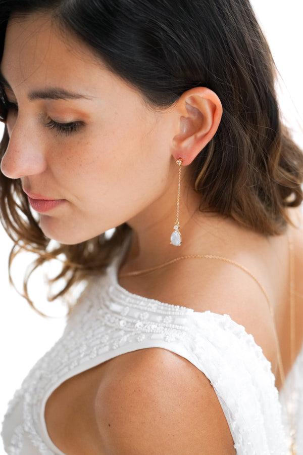 boucles d'oreilles pendantes mariage avec une chaine et un cristaux