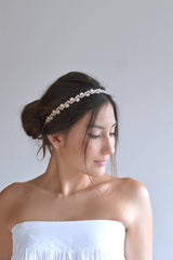 demoiselle d'honneur portant un headband en dentelle blanche pour le mariage