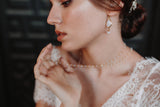 boucles d'oreilles et collier de dos mariage assortis porté par une mariée