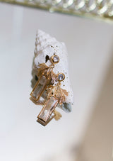 Boucles d'oreilles sophistiquées pendantes en or avec des cristaux rectangulaires transparents