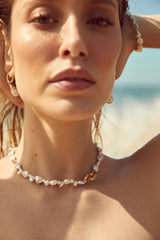 collier de perles naturelles avec un connecteur en or 