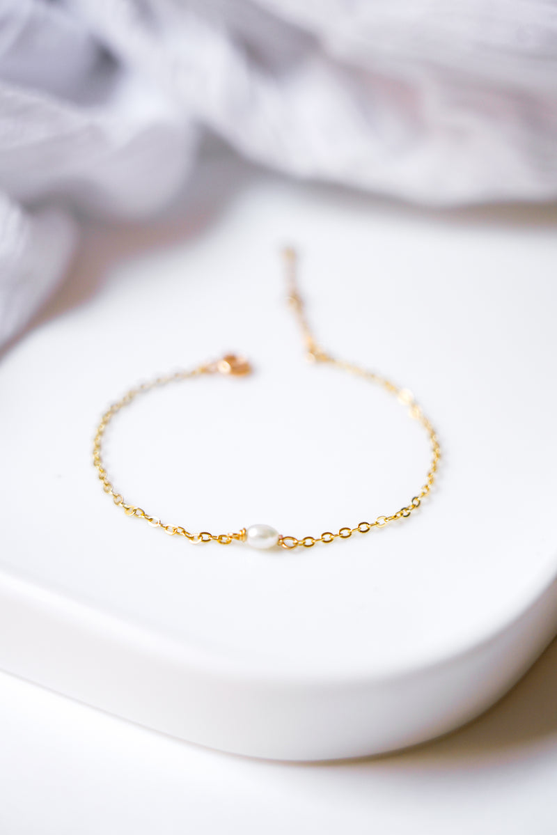 bracelet de mariage minimaliste avec une chaine en or et une perle naturelle