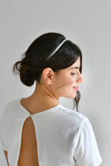 demoiselle d'honneur portant un headband en argent en forme de tresse