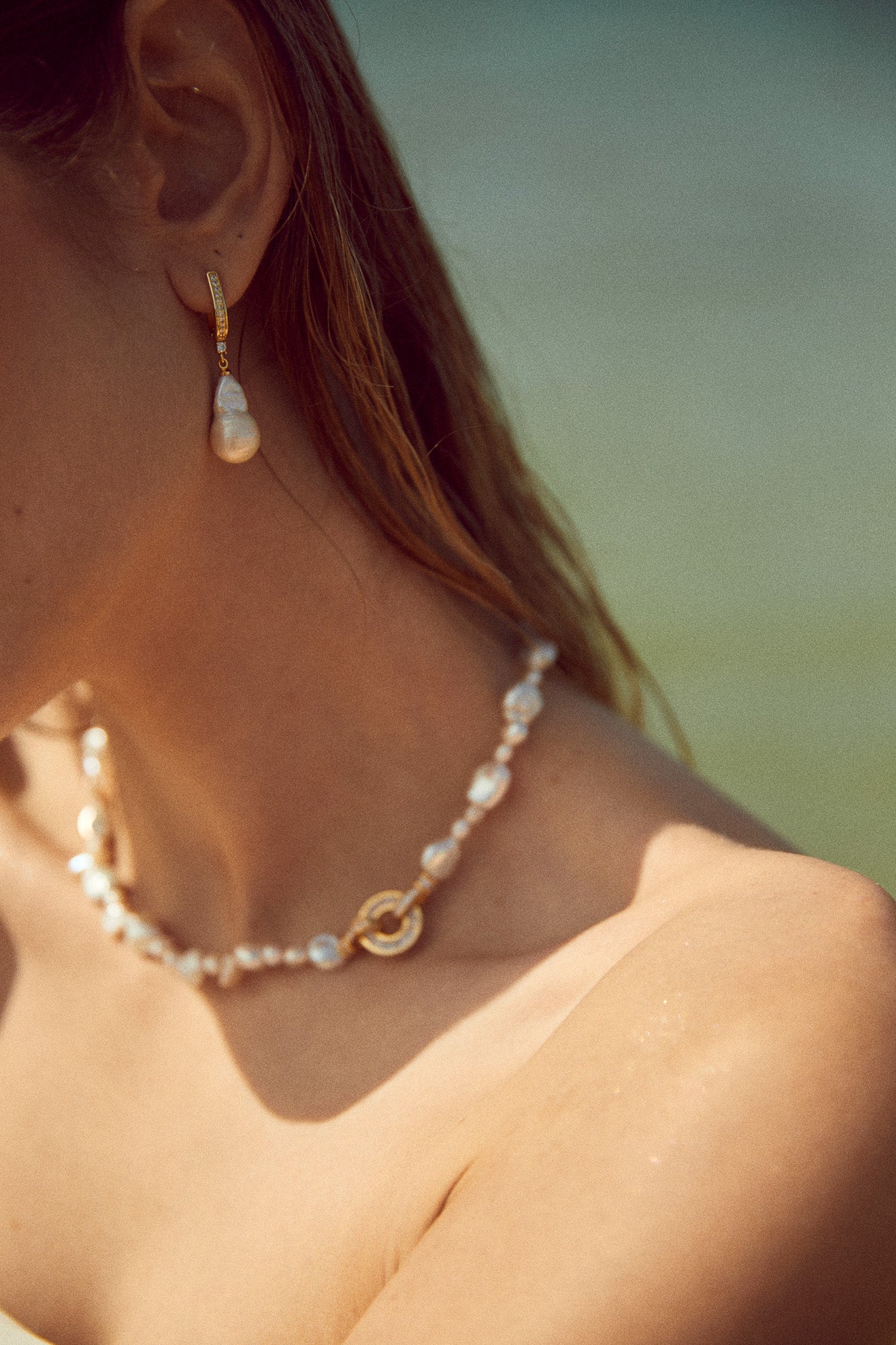collier de mariage en perles naturelles baroque et une connecteur en or pour un mariage sur la plage