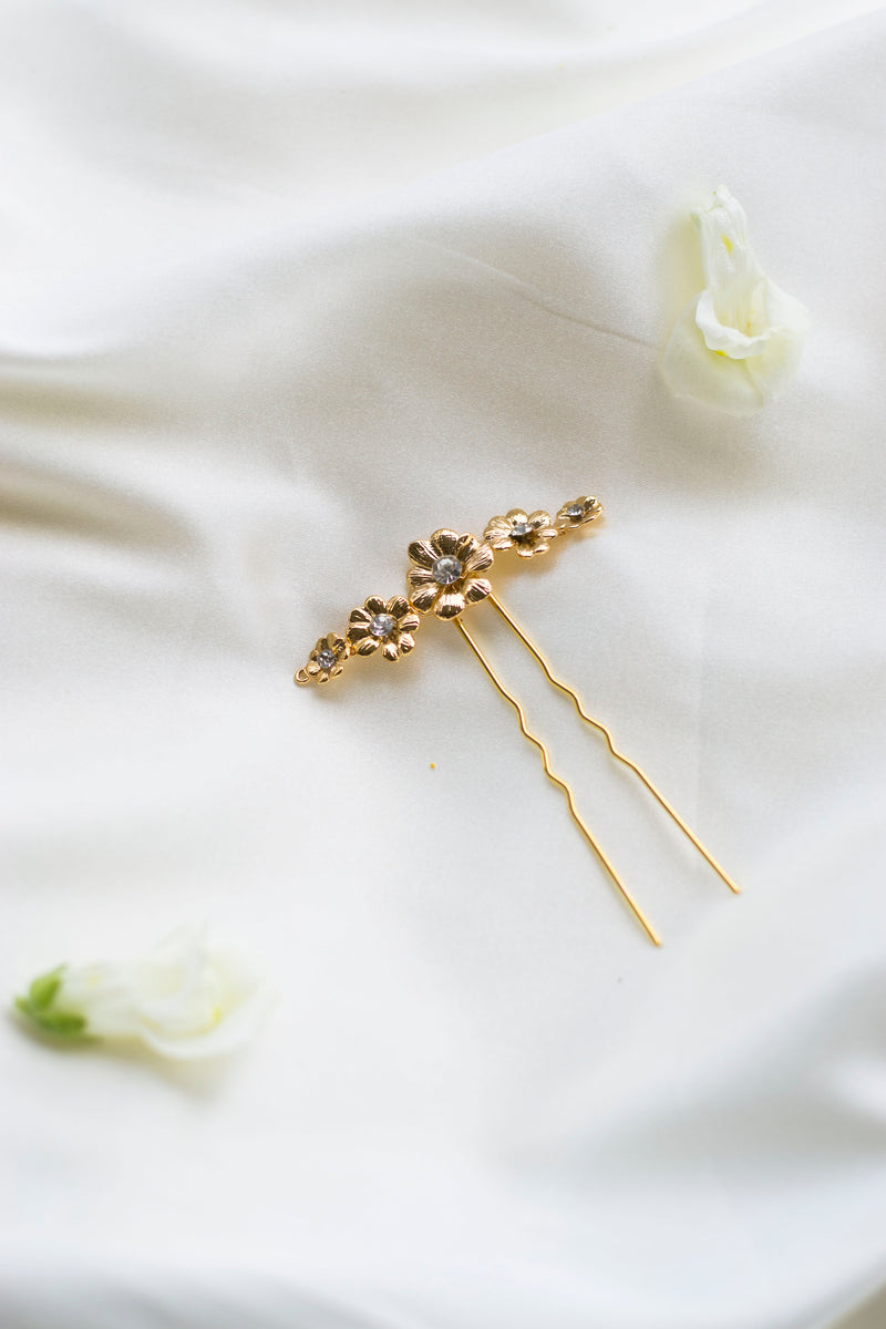 pic de cheveux chignon mariage avec 5 petites fleurs en or 