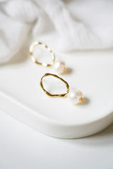 boucles d'oreilles minimaliste en forme de cercle imparfaite accompagné d'une perle naturelle 