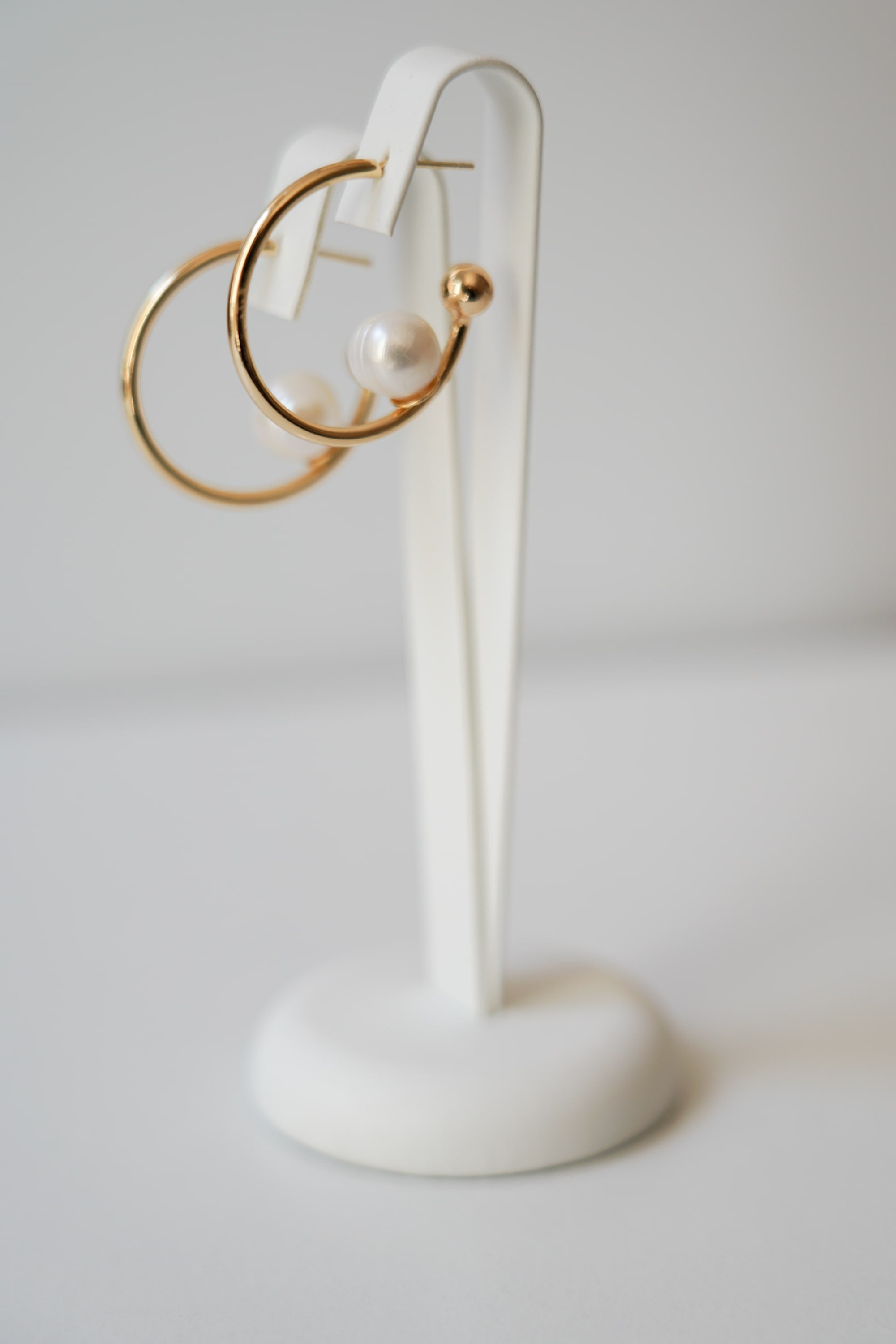 Boucles d'oreilles de mariage minimalistes créoles dorées avec perle