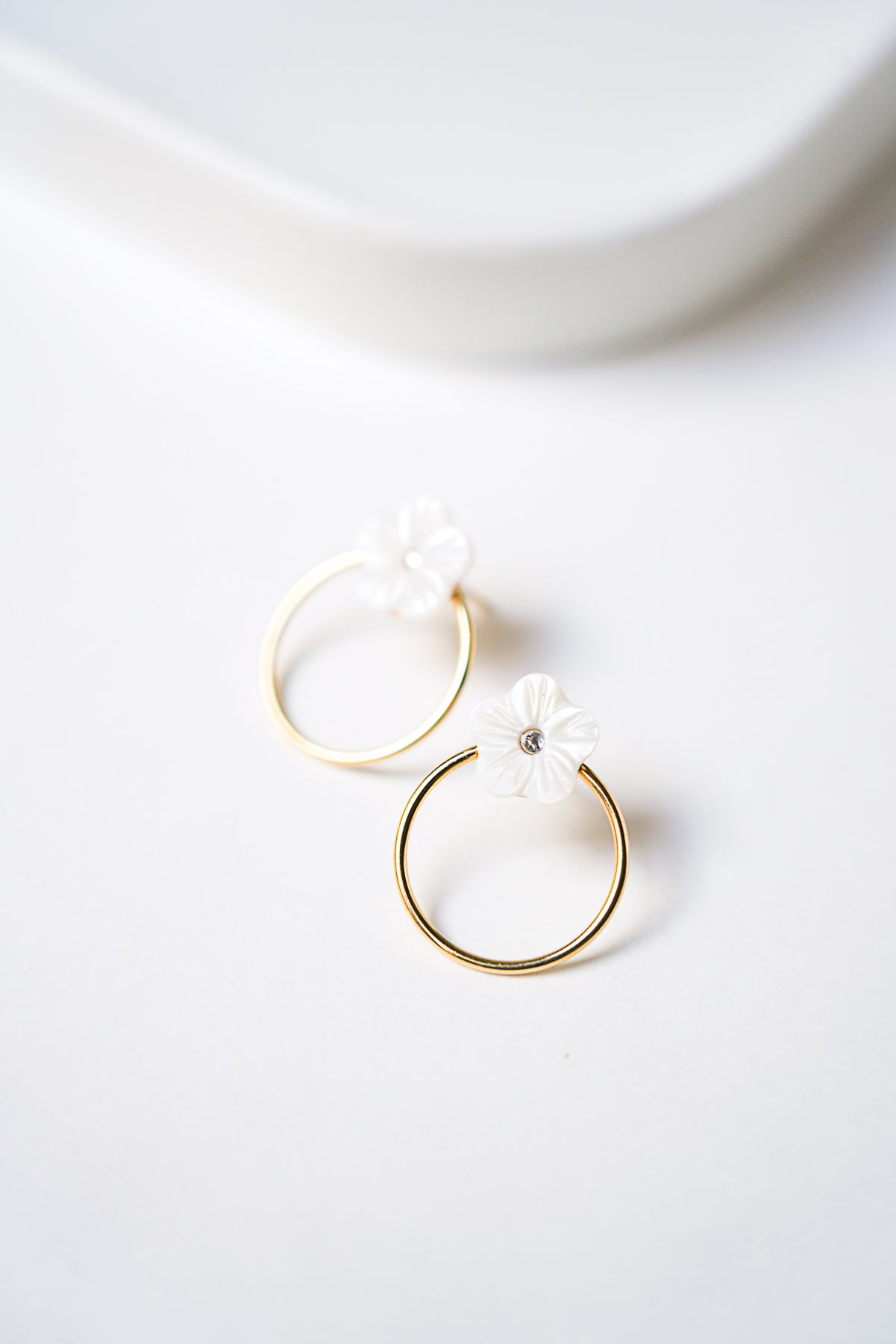 Boucles d'oreille avec anneau doré et petite fleur blanche en nacre