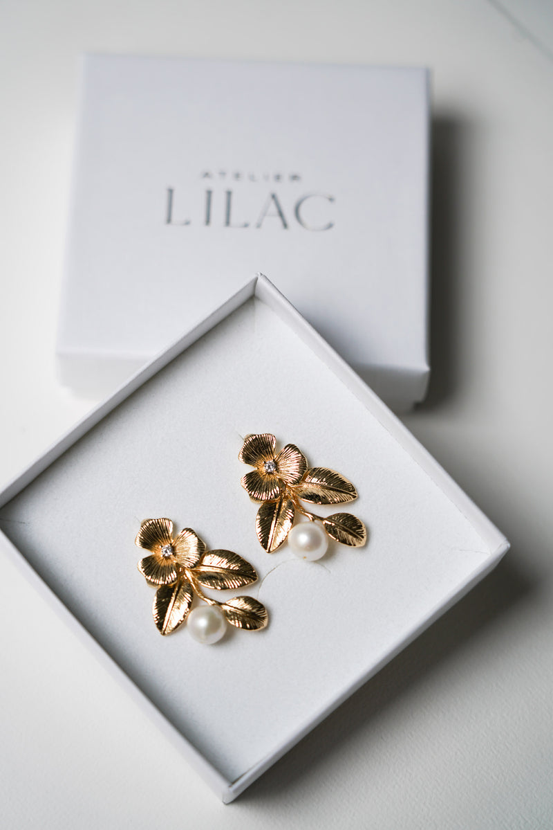 Boucles d'oreilles de mariage romantiques pendantes à fleurs en or et perles