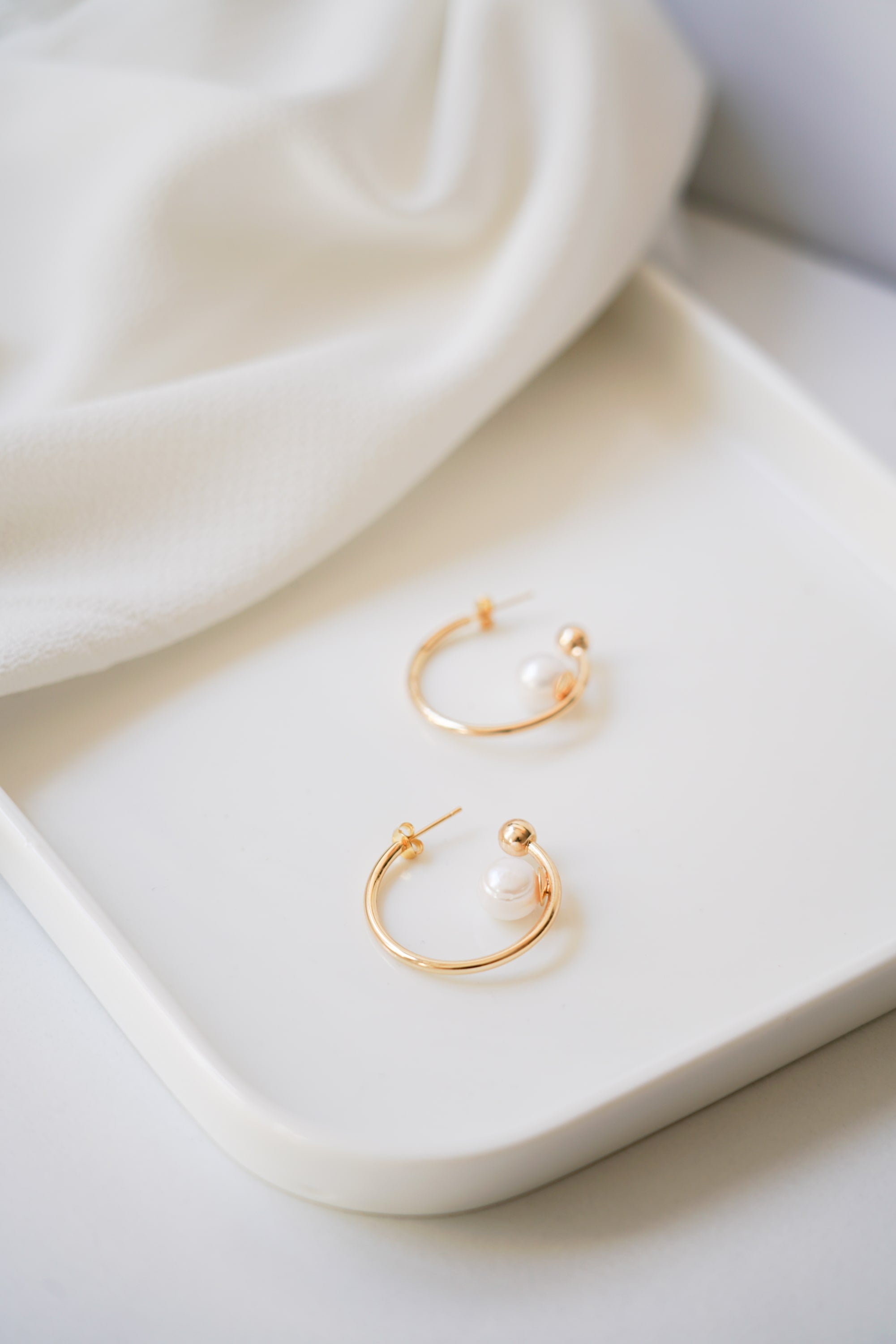 Boucles d'oreilles de mariage élégantes créoles dorées avec perle