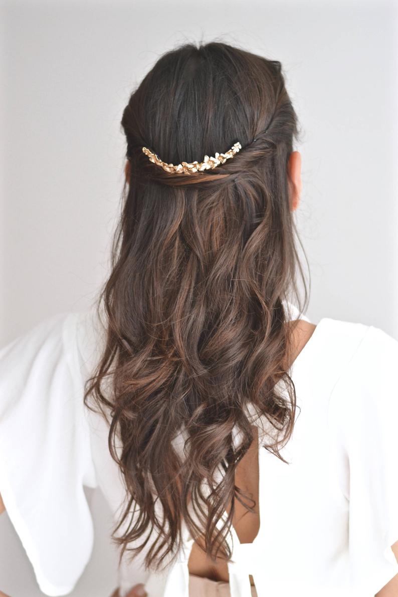 coiffure sur cheveux longs et ondulés avec un peigne de fleurs en or