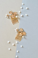 peigne de chignon pour mariage floral en or avec des perles avec des perles sur un fond plat
