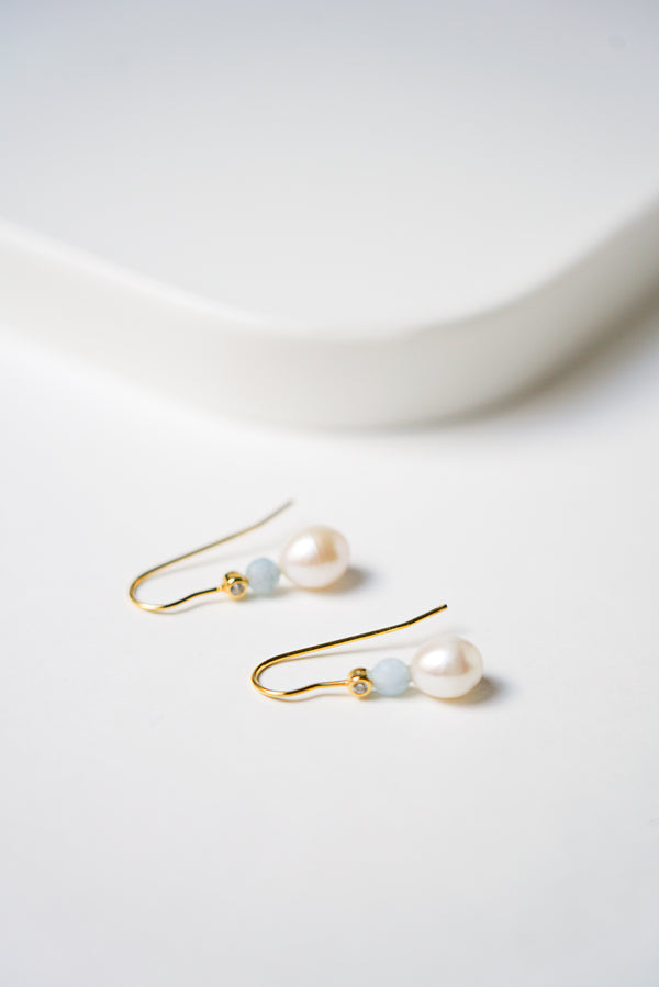 boucles d'oreilles mariage avec une perles blanches naturelles et une petite pierre naturelle bleu