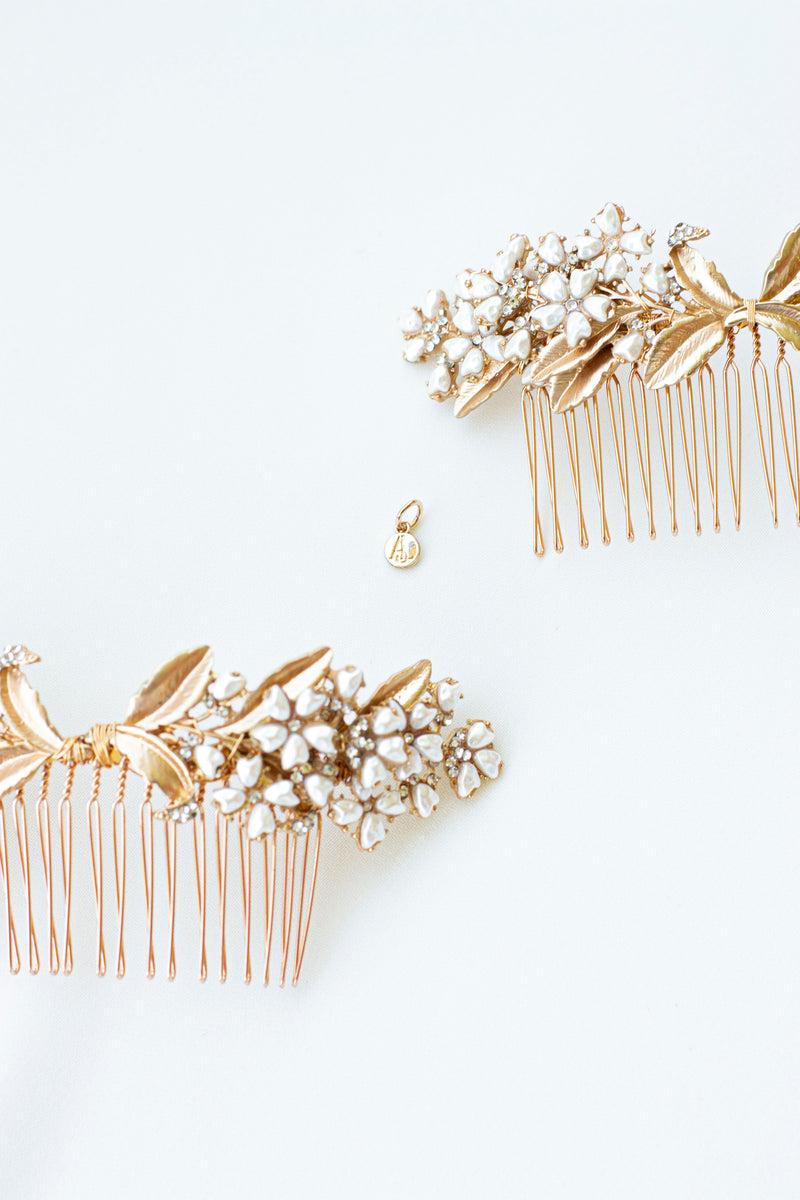 deux peignes de mariage en or pour les cheveux formant deux petits bouquets de fleurs blanche