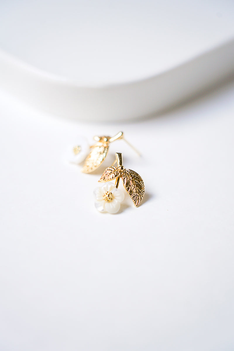 Boucles d'oreilles florales avec nacre et feuilles en or