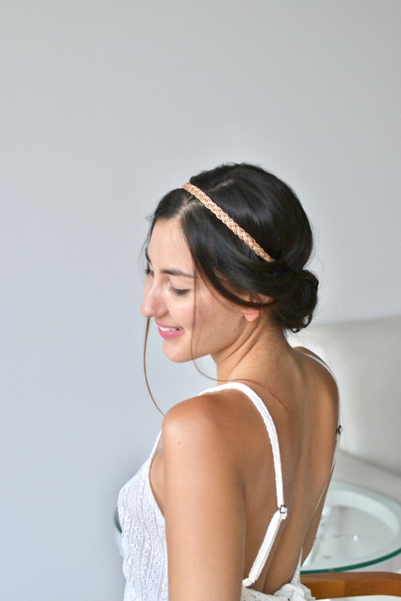 headband fait à la main avec des perles rocailles tressé porté par une mariée souriante