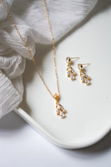 Boucles d'oreilles pendantes dorées à cristaux avec collier de mariée assorti