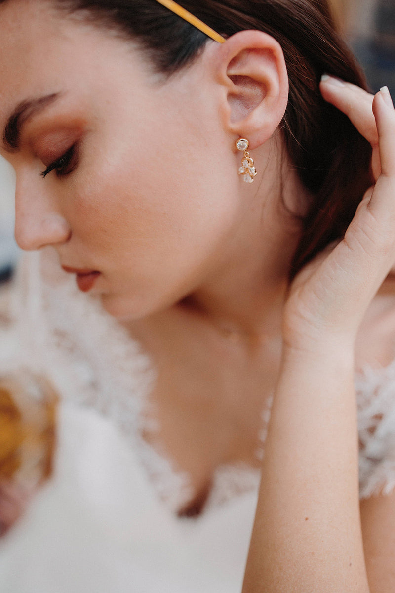 Boucles d'oreilles pendantes dorés à cristaux