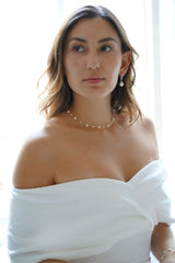 collier de mariage en perles sur un fil transparent pour mariée avec des boucles d'oreilles bohème