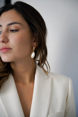 boucles d'oreilles minimaliste prise en photo de près porté par la mariée