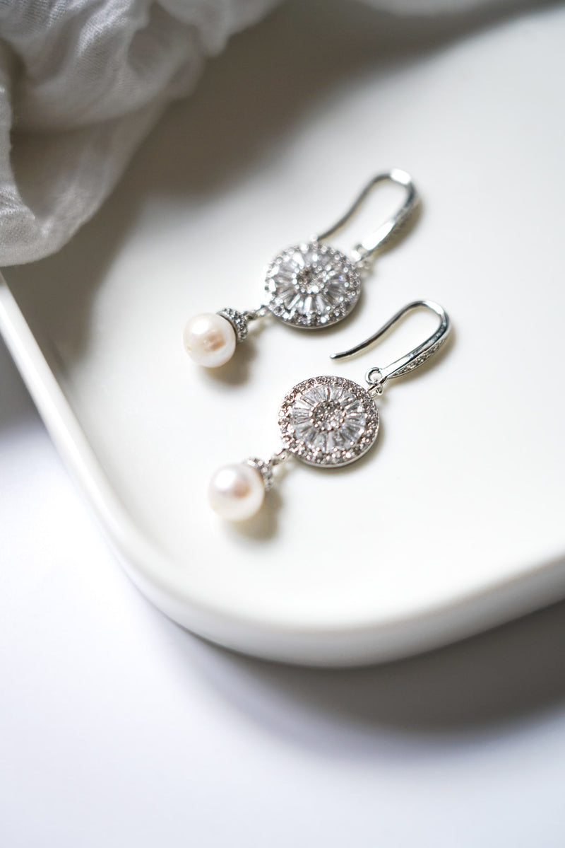 boucles d'oreilles en argent avec un pendentif en cristaux et une perle naturelles 