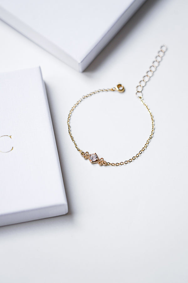 bracelet en cristaux et en or dans le style vintage et romantique sur un fond blanc