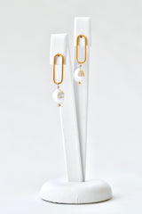 boucles d'oreilles ovale en or avec une perle en pendentif