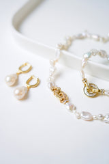 parure de bijoux de mariage minimaliste et bohème en perles naturelle baroque