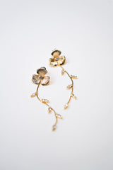 Accessoires de mariée bohème et élégant boucles d'oreilles pendantes fait à la main avec une fleur pour le centre de la boucle et une blanche de feuilles en pendentif