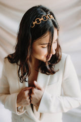 headband à maille grande pour les mariages porté par une mariée bohème habillée en blanc